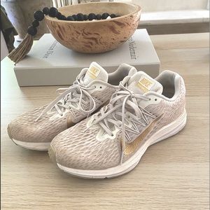 Womens NIKE Zoom Winflos cream/gold SZ 8.5 gently worn. In very good condition!